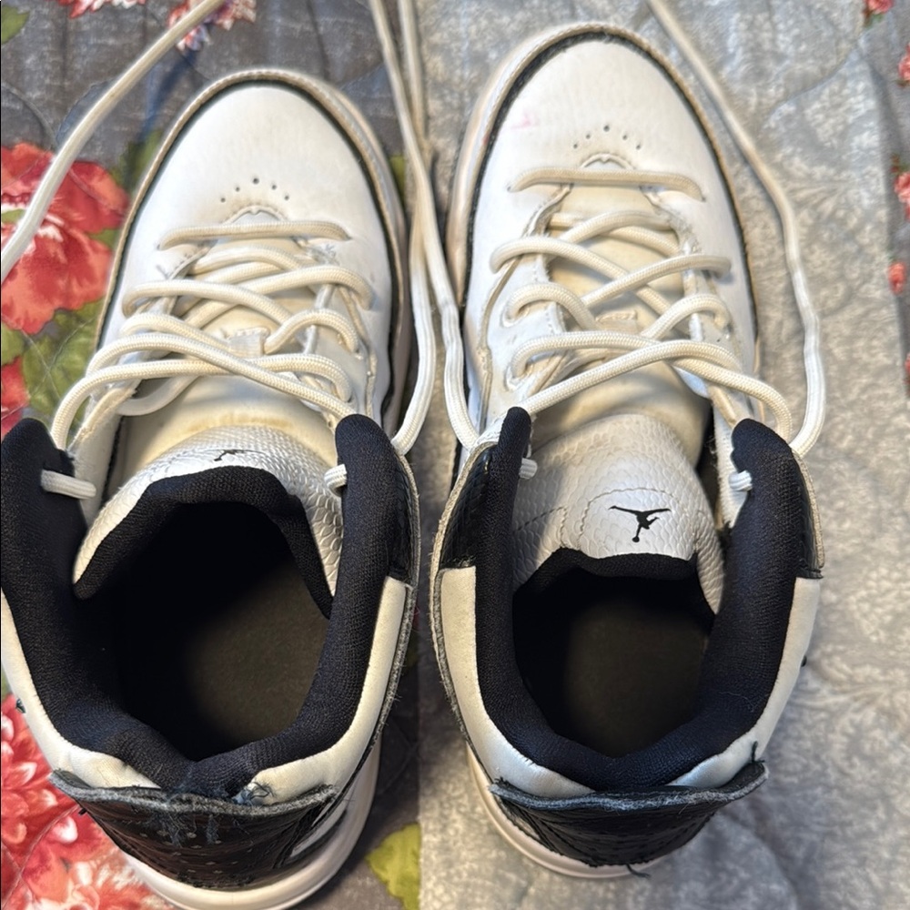 Nike White and Black Sneakers Classic Design - Picture 8 of 8